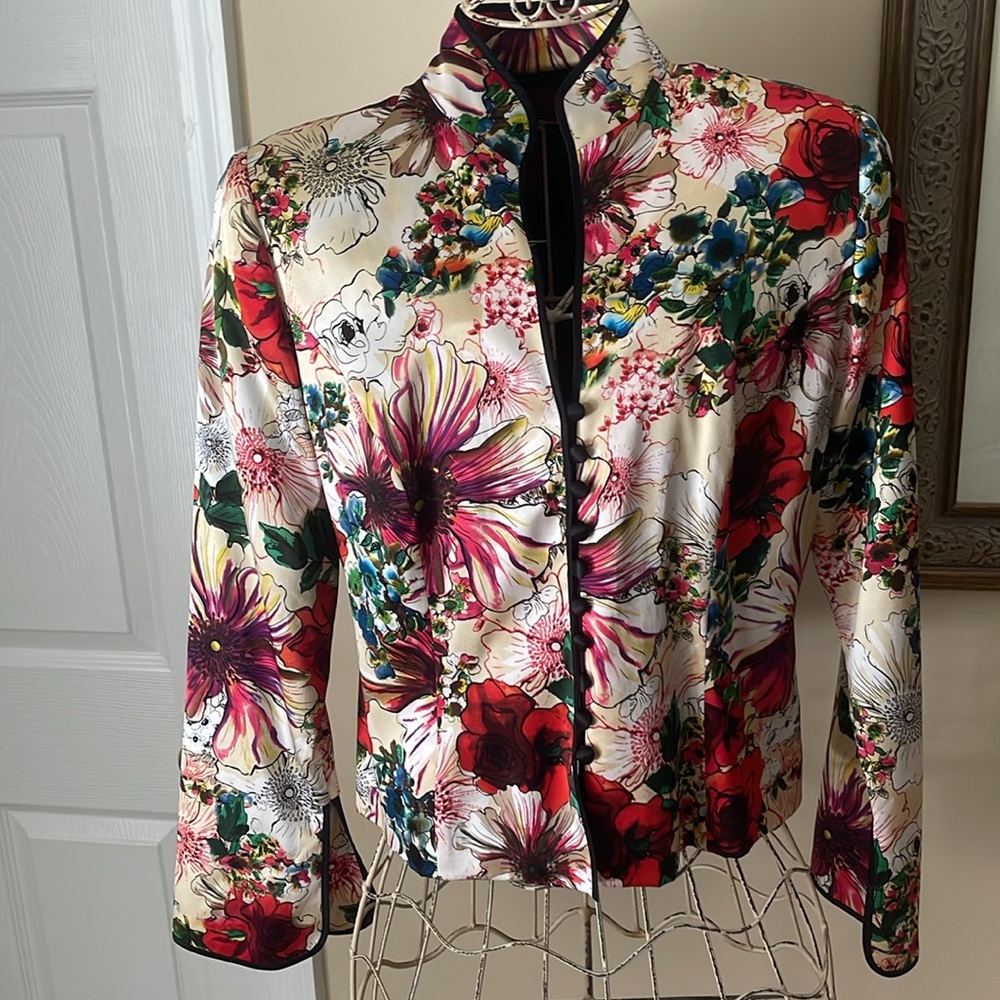 Women’s waist length floral jacket with Nehru color and small buttoned front.